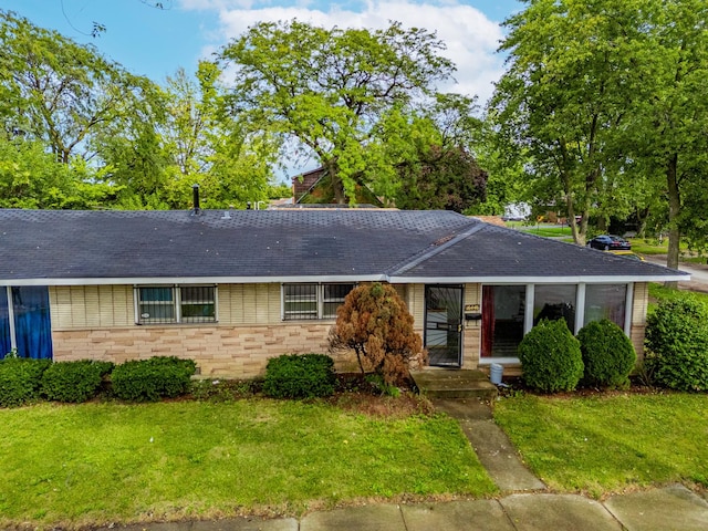 single story home with a front lawn