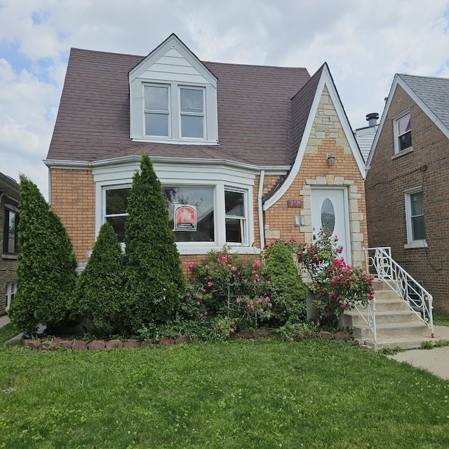 view of front of property featuring a front lawn