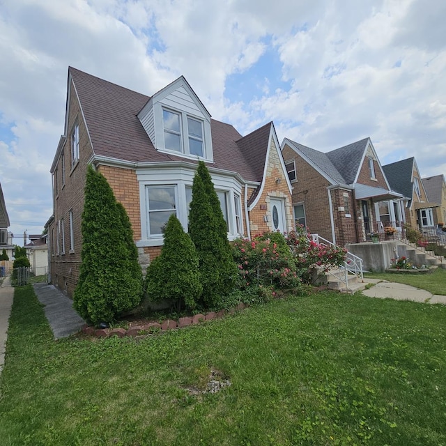 view of front facade featuring a front yard