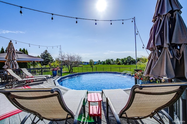 view of swimming pool with pool water feature and a yard