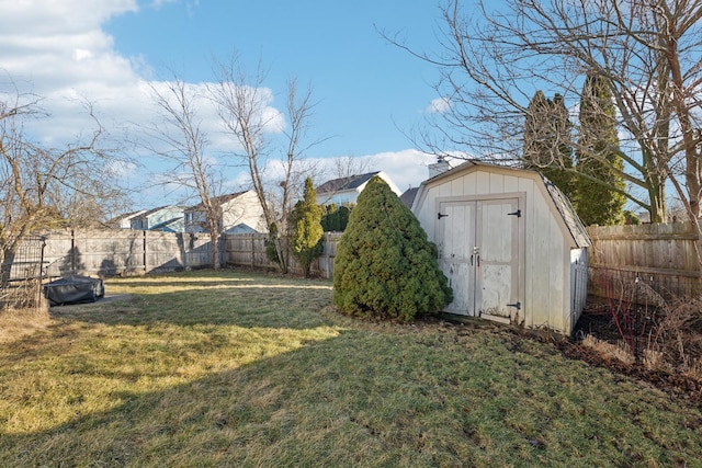 view of yard featuring a shed