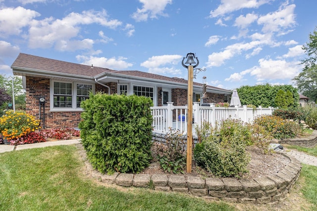 view of front of property with a front yard