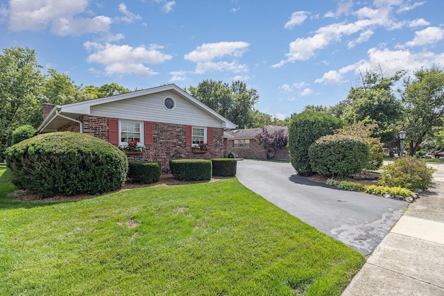 view of side of property featuring a lawn