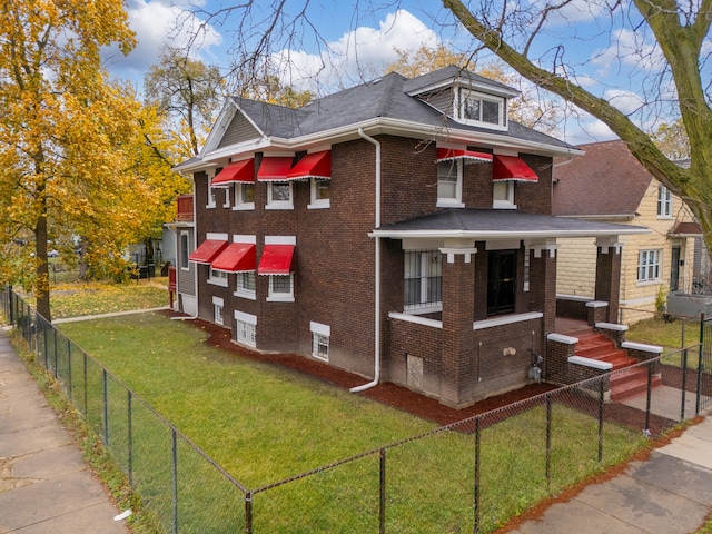 view of front of property featuring a front lawn