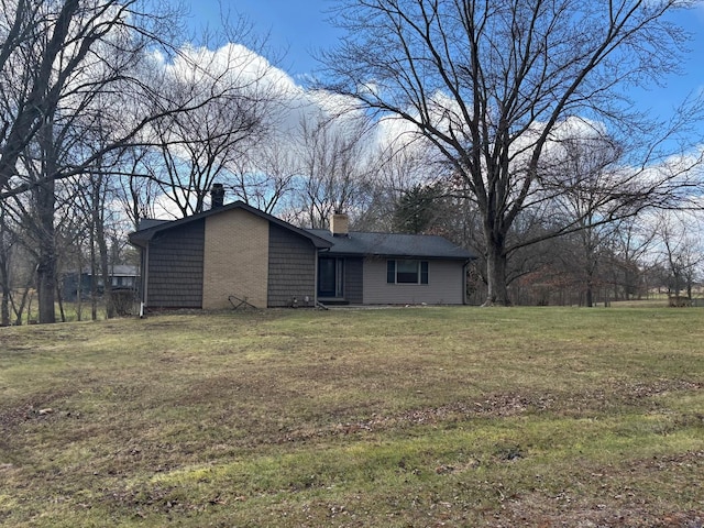 view of front facade with a front yard