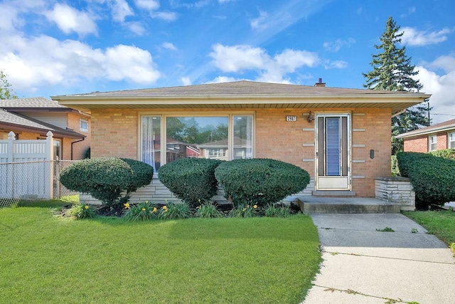 view of front facade with a front lawn