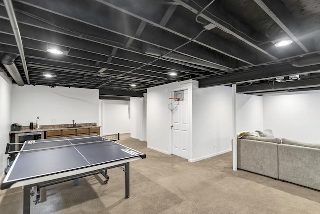 recreation room with sink and carpet