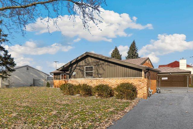 view of front of house featuring a front yard