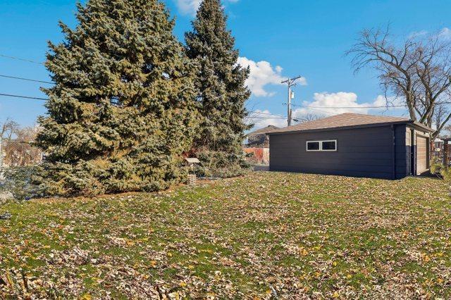 view of yard with a storage shed