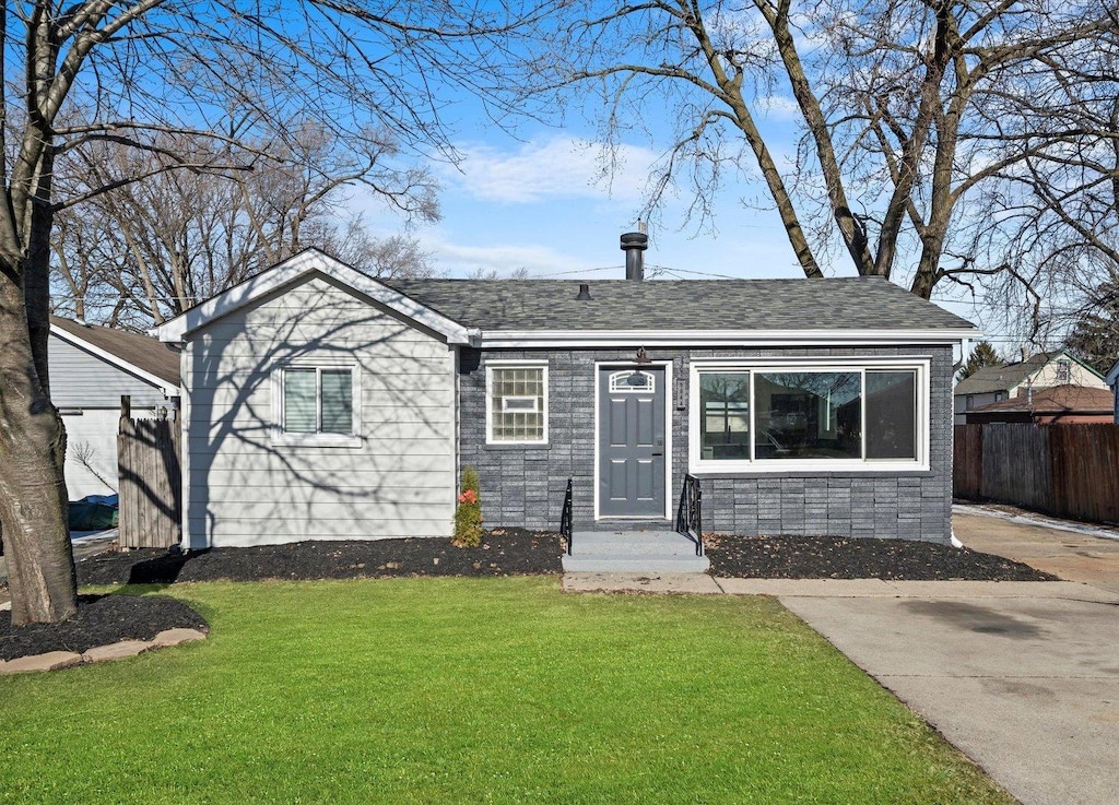 view of front of property with a front yard