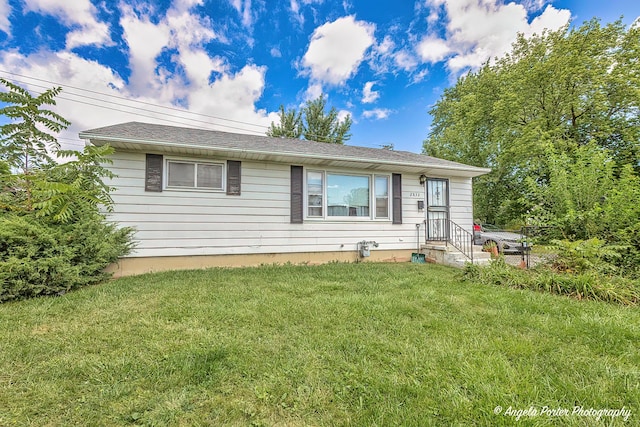 single story home with a front yard