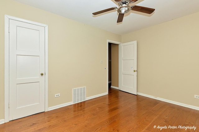 unfurnished room with wood-type flooring and ceiling fan