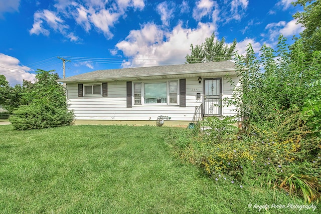 single story home with a front yard