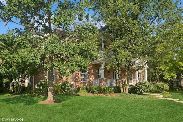 view of front of home with a front lawn