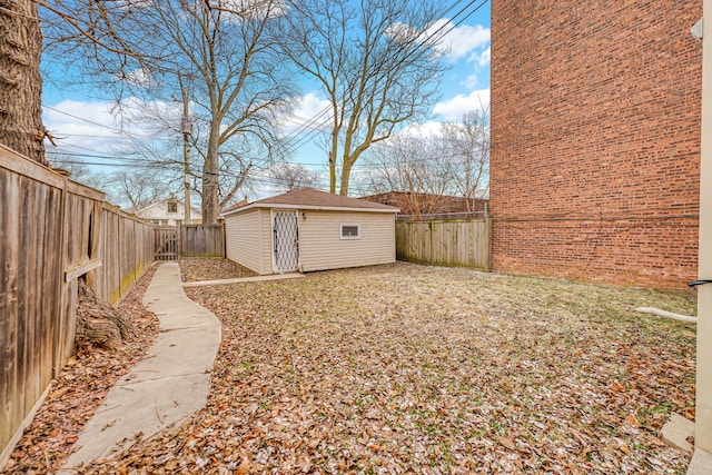 view of yard featuring a storage shed