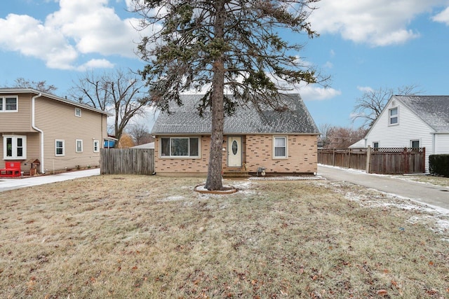 view of front of home featuring a front lawn