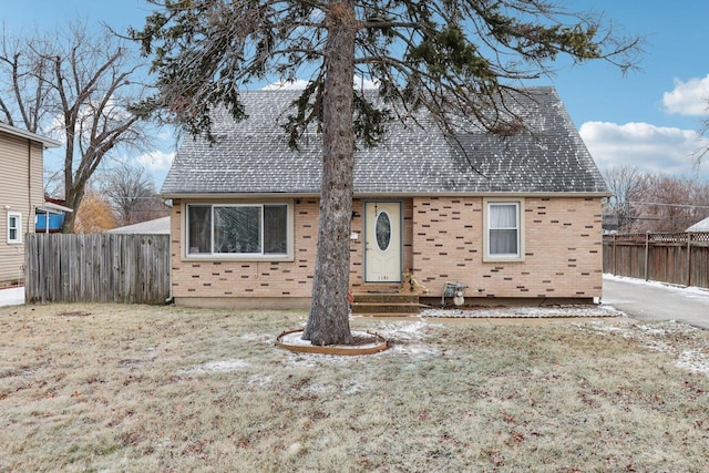 view of front of property featuring a front yard