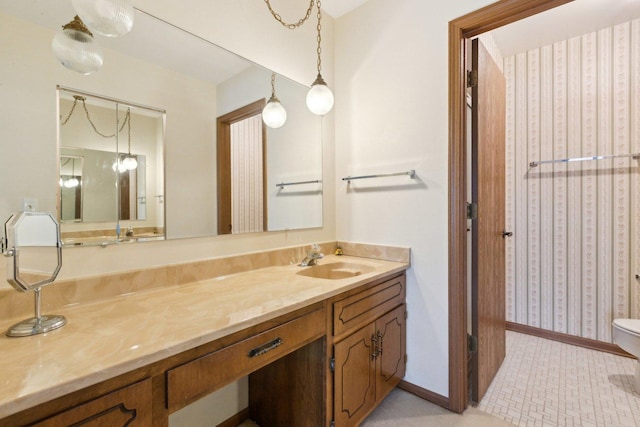 bathroom with a notable chandelier and vanity