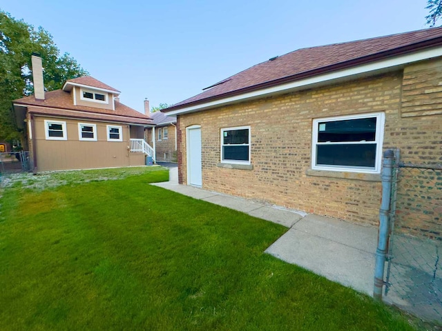 back of house featuring a lawn