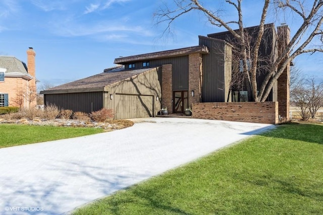 view of front of house featuring a front yard