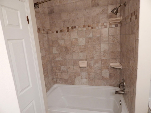 bathroom with tiled shower / bath