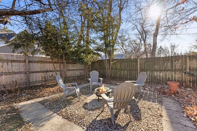 view of yard featuring an outdoor fire pit