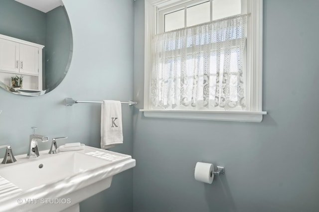 bathroom featuring sink