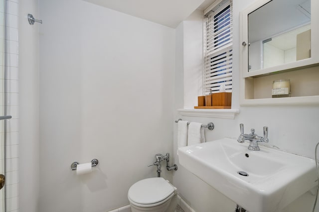 bathroom featuring toilet and sink