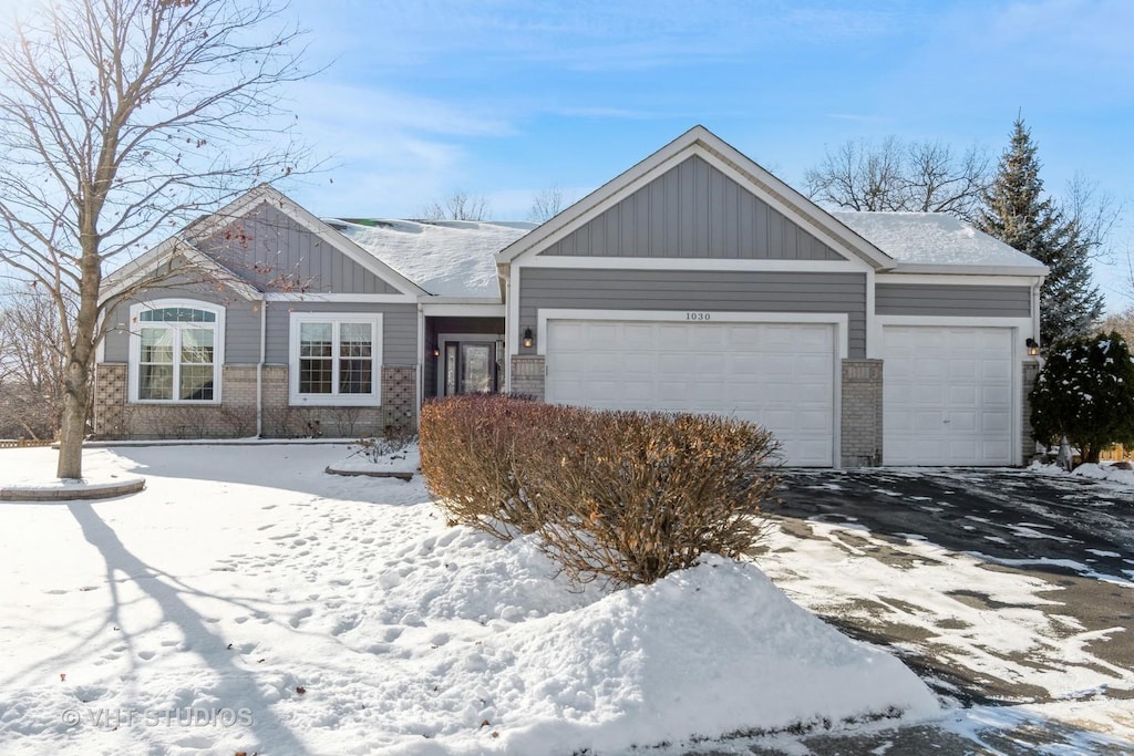 view of front facade featuring a garage