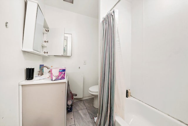 full bathroom with toilet, vanity, and shower / bath combo