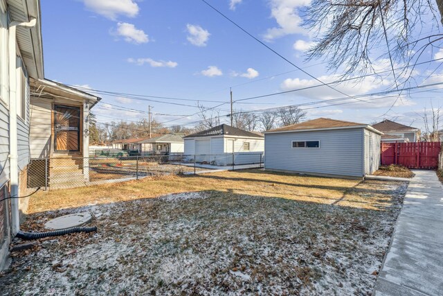 view of yard with an outdoor structure