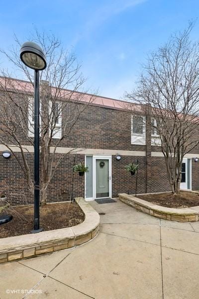 view of front of property featuring a patio area