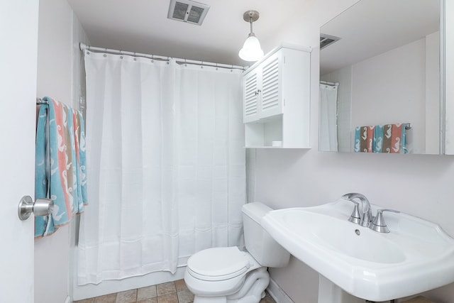 bathroom featuring toilet and sink