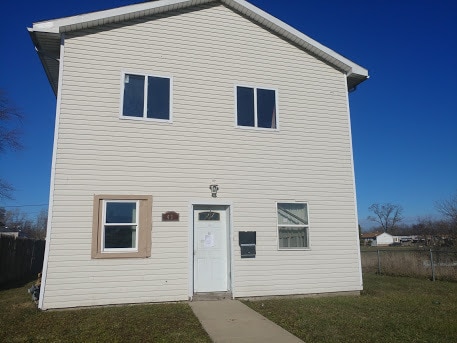 view of front of house featuring a front yard