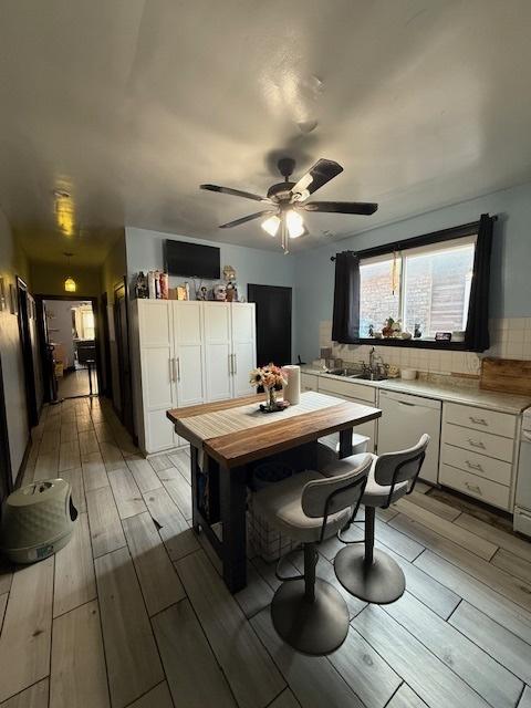 dining area with sink and ceiling fan