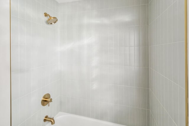 bathroom with tiled shower / bath