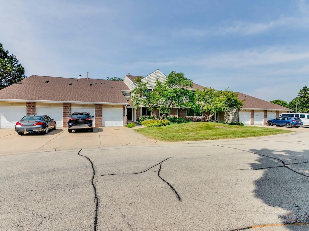 single story home featuring a front yard