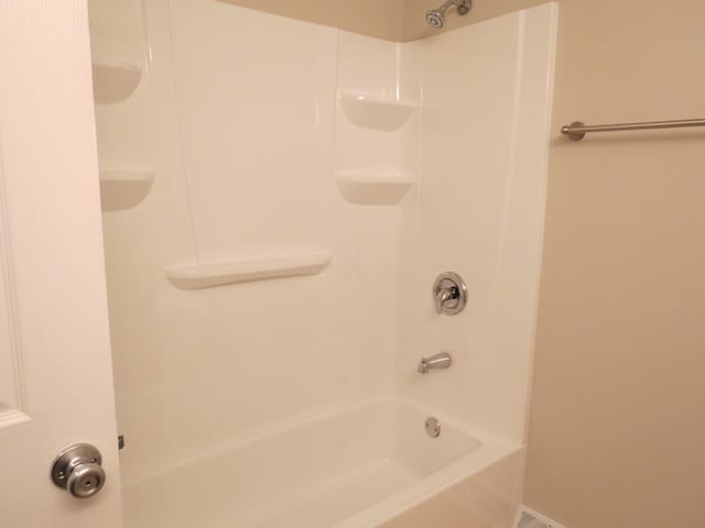 bathroom with bathtub / shower combination