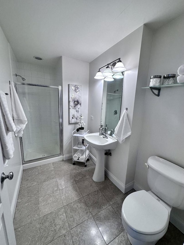 bathroom featuring a shower with door and toilet