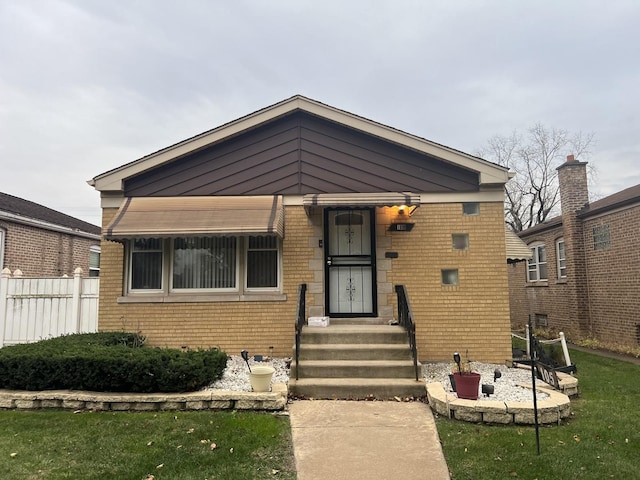 view of front of property featuring a front lawn