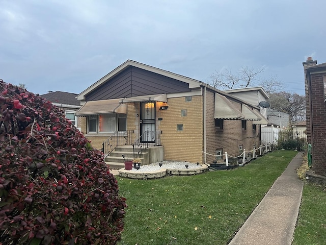 view of front facade featuring a front lawn