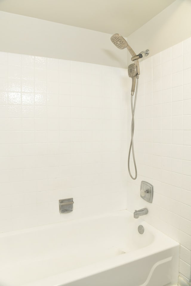 bathroom with tiled shower / bath combo