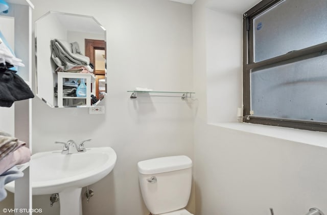 bathroom featuring toilet and sink