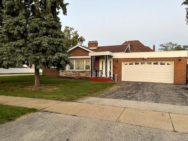 view of front facade featuring a garage and a front yard