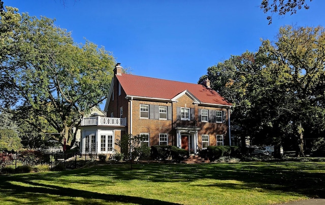 colonial house featuring a front lawn