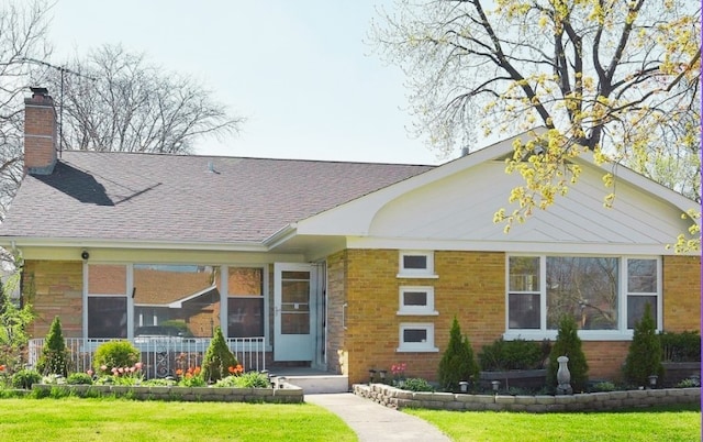 view of front facade with a front yard