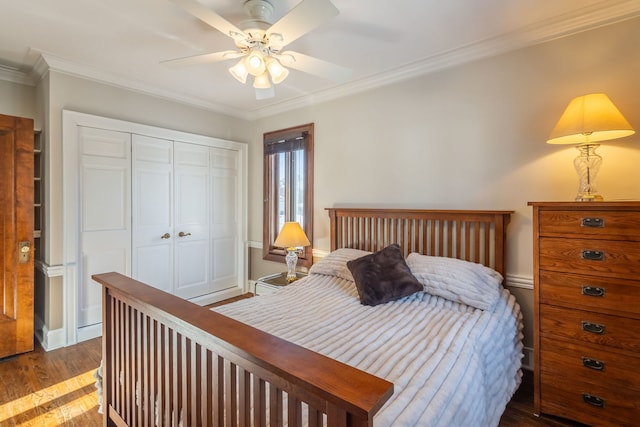 bedroom featuring hardwood / wood-style flooring, ornamental molding, ceiling fan, and a closet