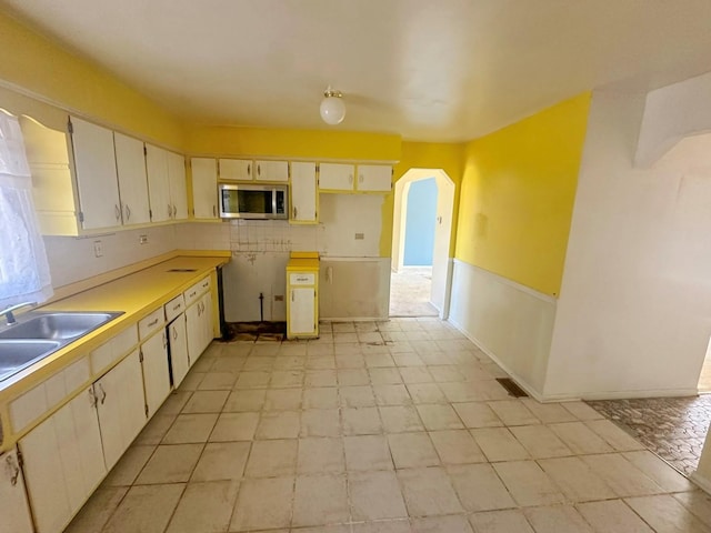 kitchen featuring sink