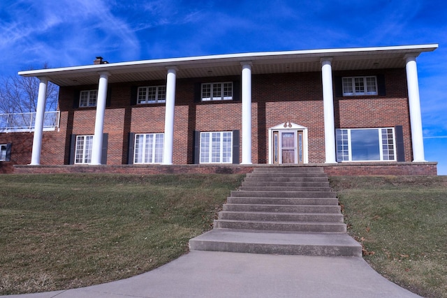 view of front of property with a front lawn