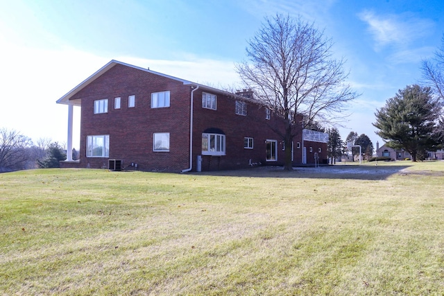 view of side of property featuring a yard